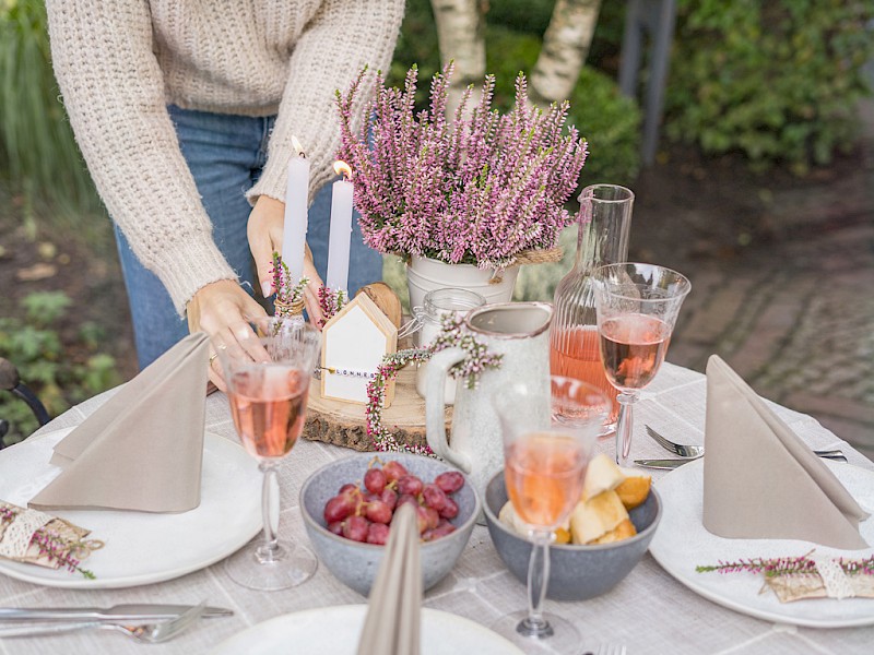 Gardengirls® Lönneby – Kerzen mit Heide dekoriert für einen gemütlichen feierlichen Tisch im Garten